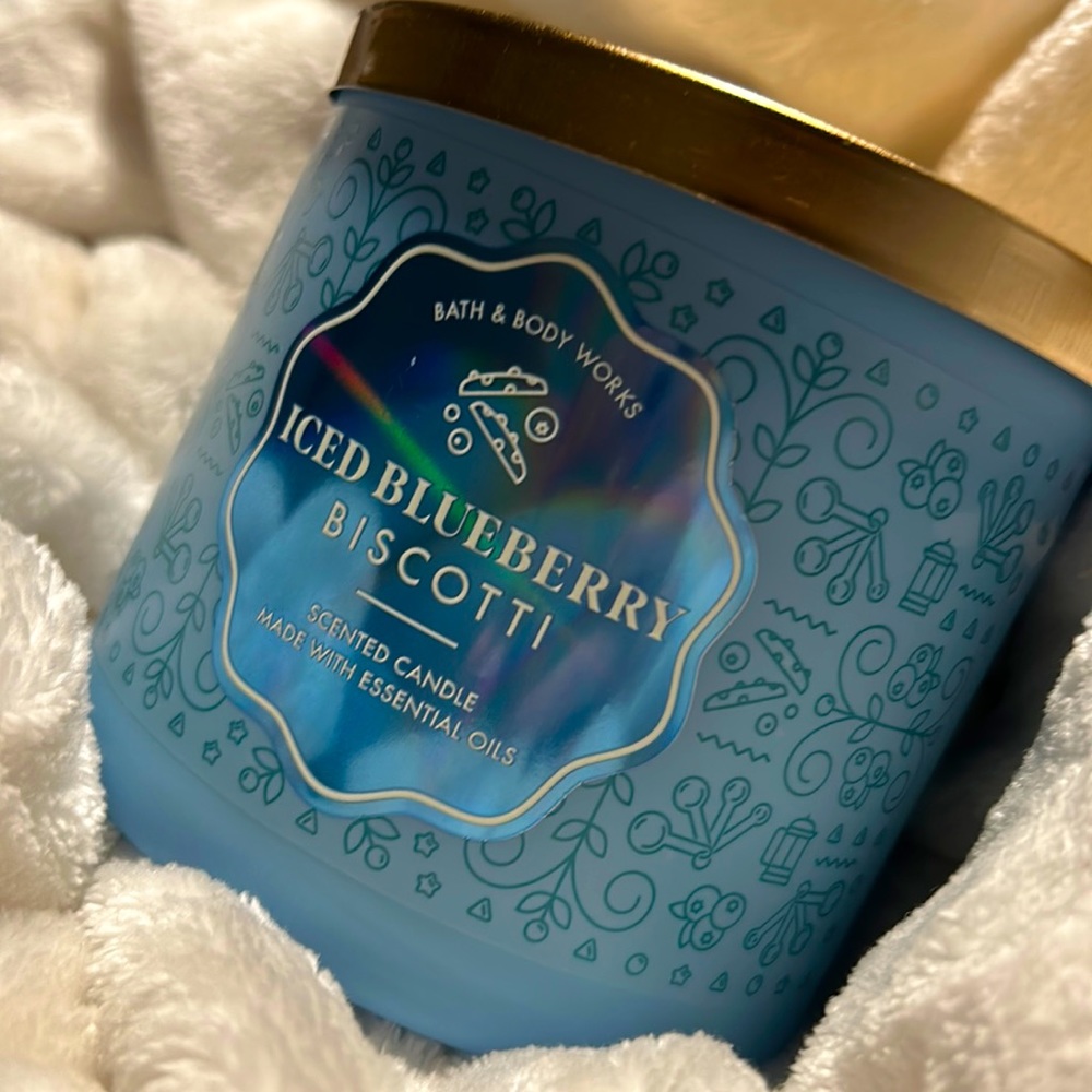 Bath & Body Works | Iced Blueberry Biscotti Candle